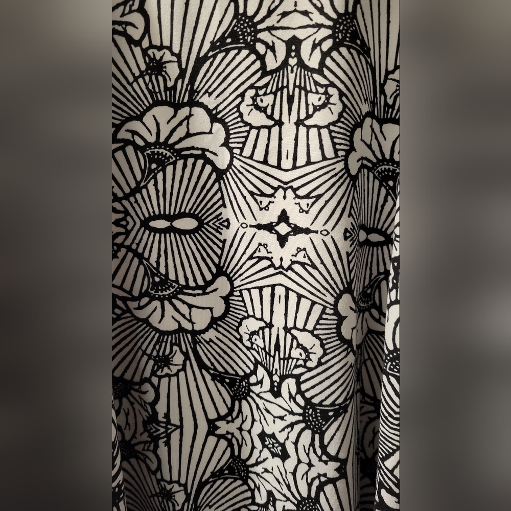 Black & White Sleeveless Lola Dress- Size M - Picture 6 of 9
